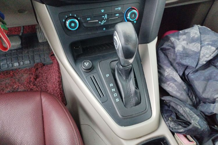 福特 福克斯 2015款 三厢 1.6L 自动舒适型中控内饰18