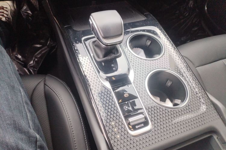 红旗HS3 PHEV 2024款 PHEV 115km 劲为版中控内饰18