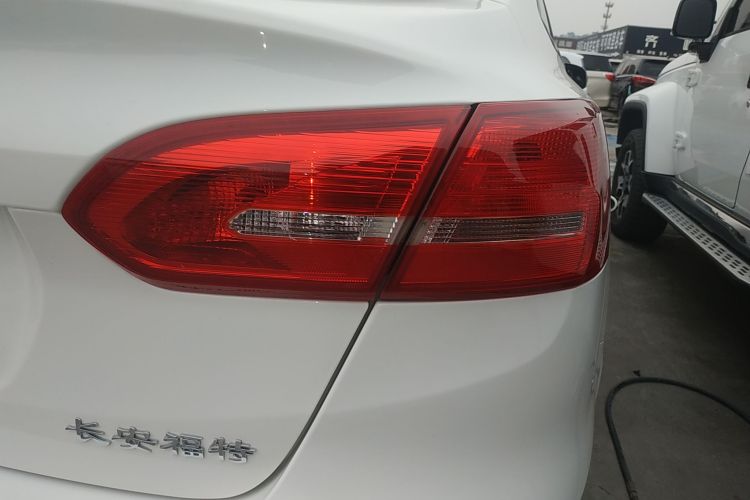 福特 福克斯 2018款 三厢经典 1.6L 自动风尚型智行版车身外观6006