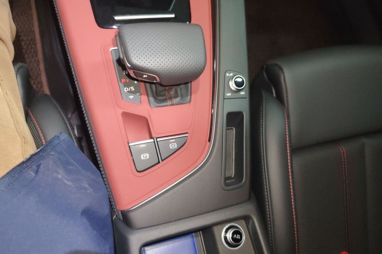 奥迪A4L 2025款 200万辆悦享版 40 TFSI 豪华动感型中控内饰18