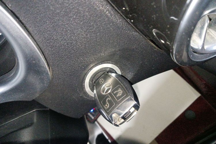 奔驰 威霆 2016款 2.0T 精英版中控内饰11