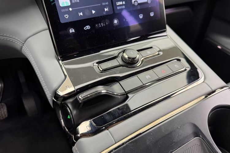 蔚来ES8 2020款 580KM 签名版 六座版中控内饰18