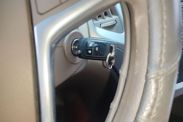 别克 英朗 2013款 GT 1.6L 自动时尚版中控内饰11