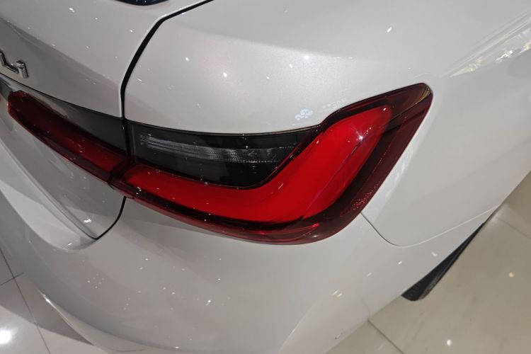 宝马3系 2024款 325Li M运动曜夜套装车身外观9