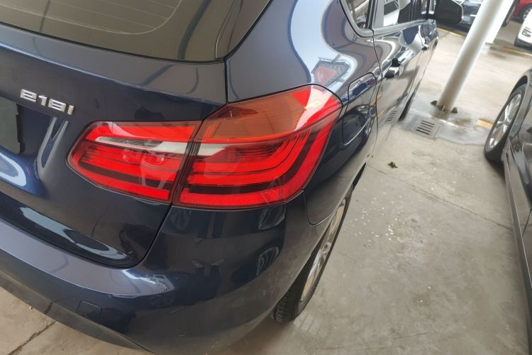 宝马2系旅行车 2016款 218i 领先型车身外观9