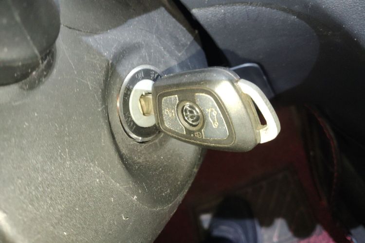 中华V3 2015款 1.5L 手动精英型中控内饰11