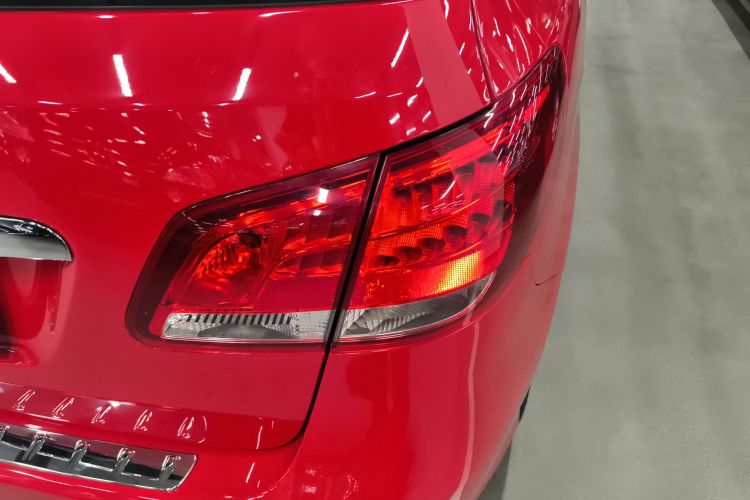 奔驰B级 2018款 B 200 动感型车身外观9