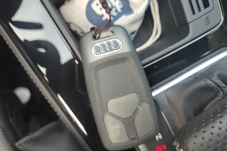 奥迪A4L 2024款 40 TFSI 豪华动感型(星夜版)中控内饰11