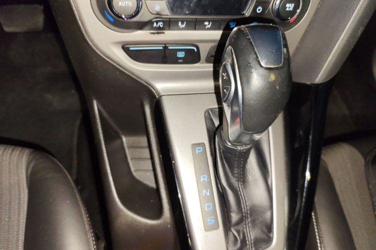 福特 福克斯 2012款 两厢 1.6L 自动风尚型中控内饰18