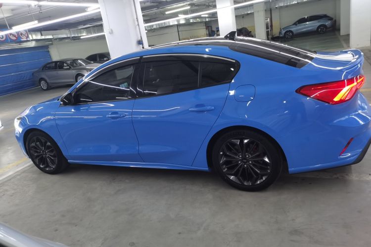 福特 福克斯 2022款 三厢 EcoBoost 180 自动ST Line车身外观4