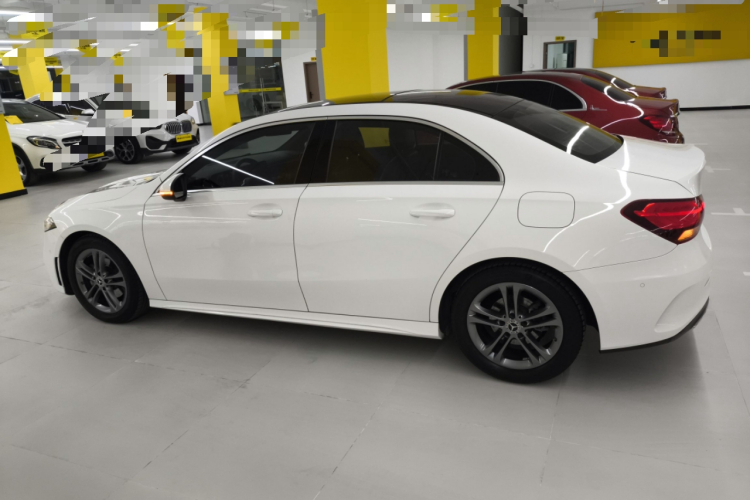 奔驰A级 2020款 改款二 A 180 L 运动轿车车身外观4