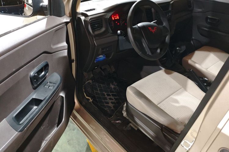 五菱汽车 五菱宏光V 2022款 1.5L劲取版封窗车电动助力LAR中控内饰7003