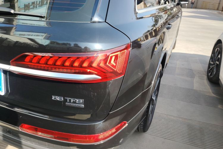 奥迪Q7 2022款 55 TFSI quattro S line运动型车身外观9