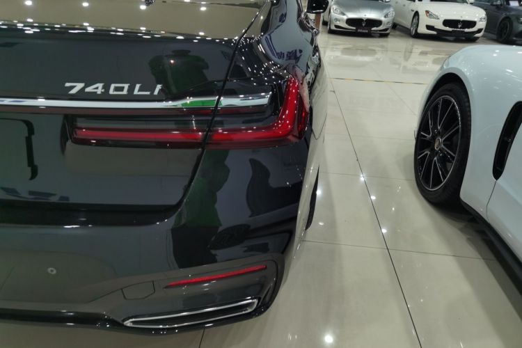 宝马7系 2021款 740Li 领先型 M运动套装车身外观9