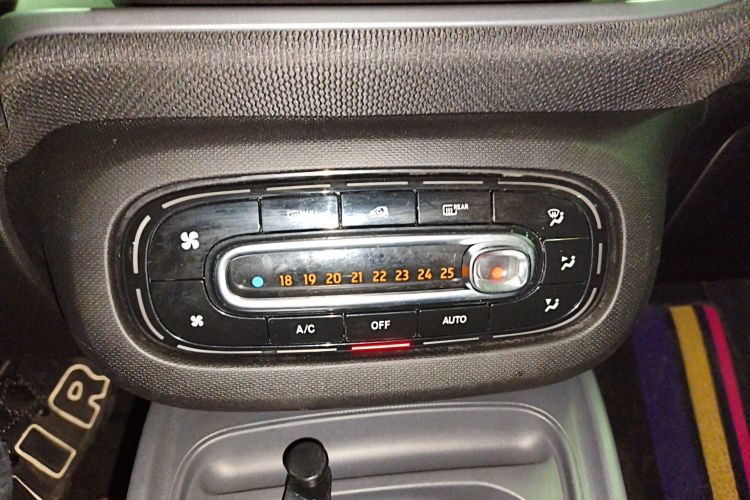 smart fortwo 2019款 0.9T 66千瓦硬顶风擎版 国VI局部细节16