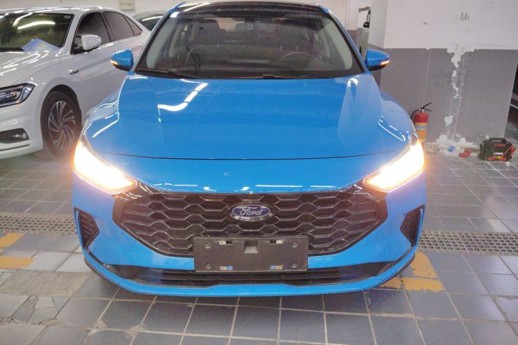 福特 福克斯 2022款 三厢 EcoBoost 180 自动竞速版车身外观2