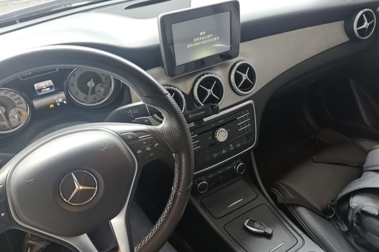 奔驰GLA 2016款 GLA 200 动感型中控内饰12