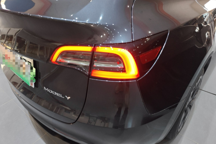 特斯拉 Model Y 2024款 后轮驱动版车身外观9