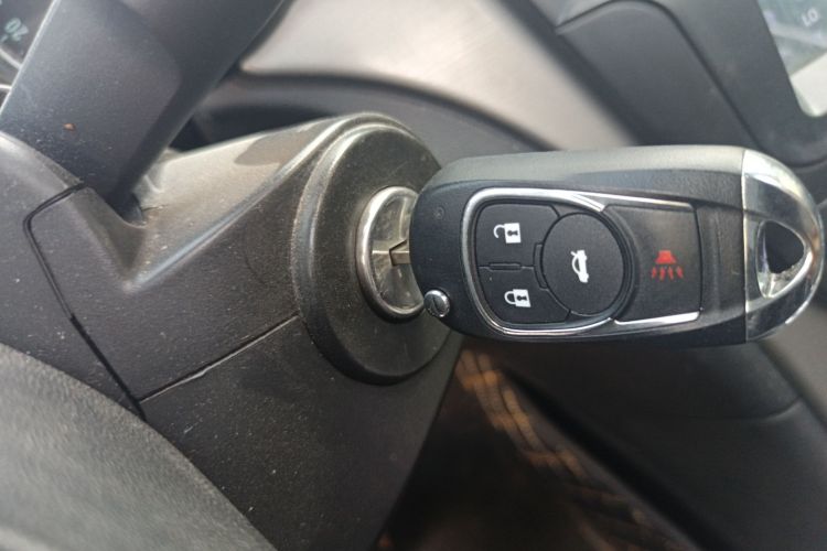 别克 君威 2013款 1.6T 自动精英运动版中控内饰7001