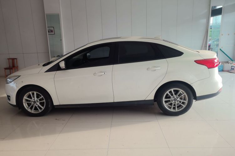 福特 福克斯 2017款 三厢 1.6L 自动风尚型智行版车身外观4