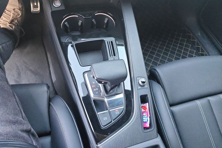 奥迪A4L 2024款 40 TFSI 豪华动感型中控内饰18