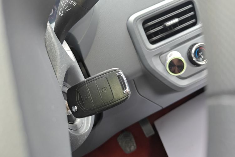 五菱汽车 五菱扬光 2025款 310KM 客车版宁德时代定制版中控内饰7001