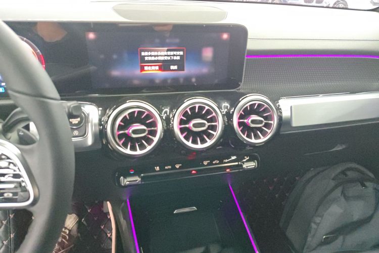 奔驰GLB 2020款 改款 GLB 200 动感型中控内饰16