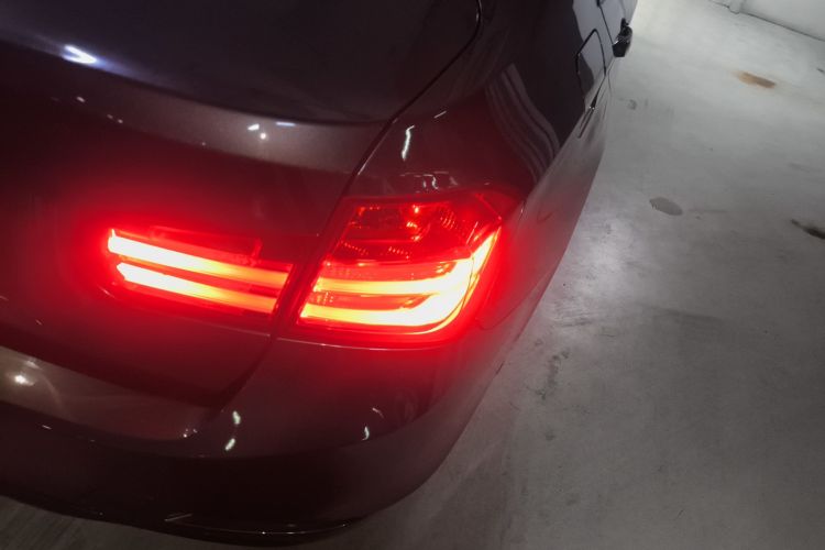 宝马3系 2013款 320i 时尚型车身外观9