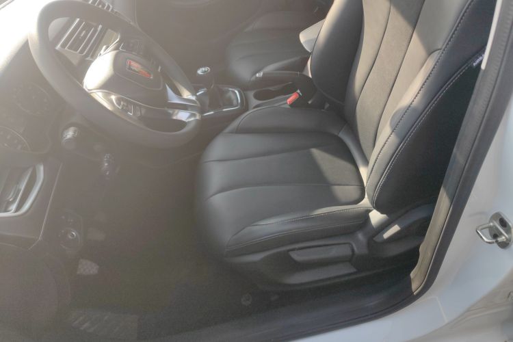 荣威i5 2020款 1.5L 手动4G互联领豪旗舰版中控内饰19