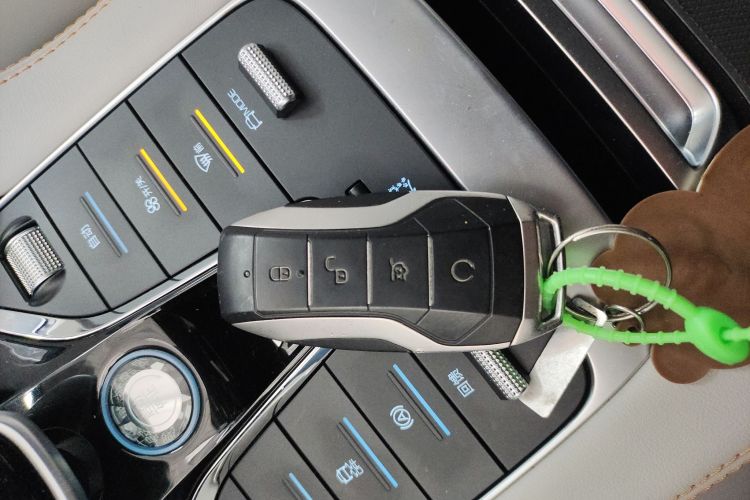 比亚迪 宋PLUS新能源 2021款 EV 尊贵型中控内饰7001