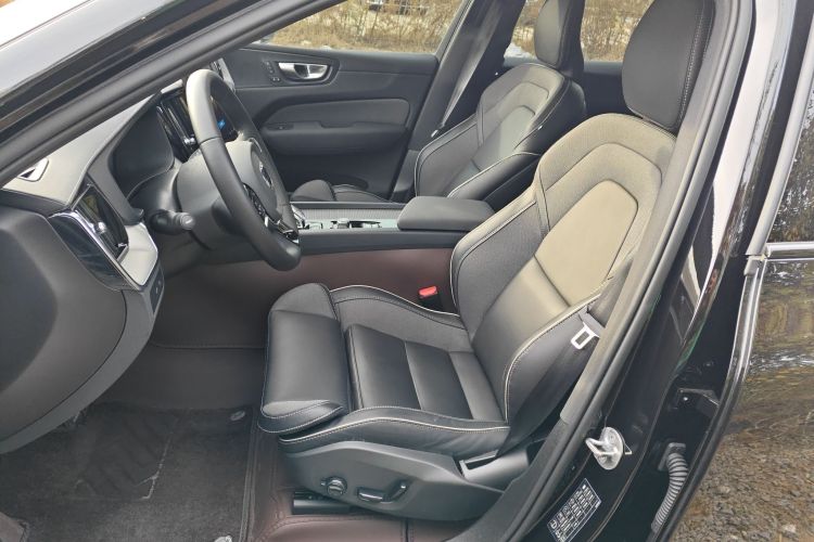 沃尔沃XC60新能源 2026款 插电式混动 长续航四驱智远极夜黑版中控内饰19