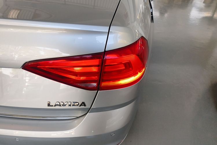 大众 朗逸 2015款 1.6L 自动舒适版车身外观9