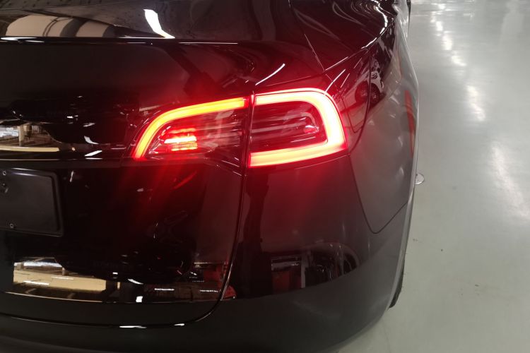 特斯拉 Model Y 2023款 长续航全轮驱动版车身外观9