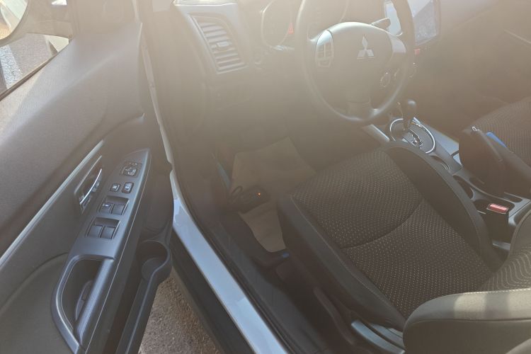 三菱 劲炫ASX 2013款 2.0L CVT两驱精英版中控内饰20