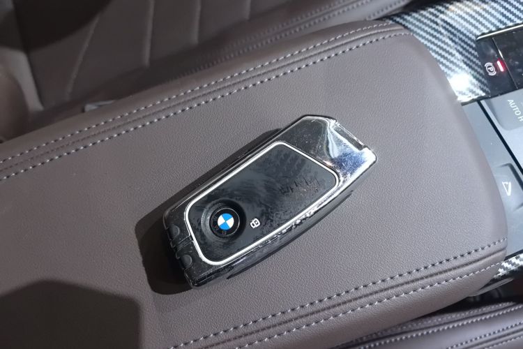 宝马iX1 2023款 xDrive30L X设计套装中控内饰7001