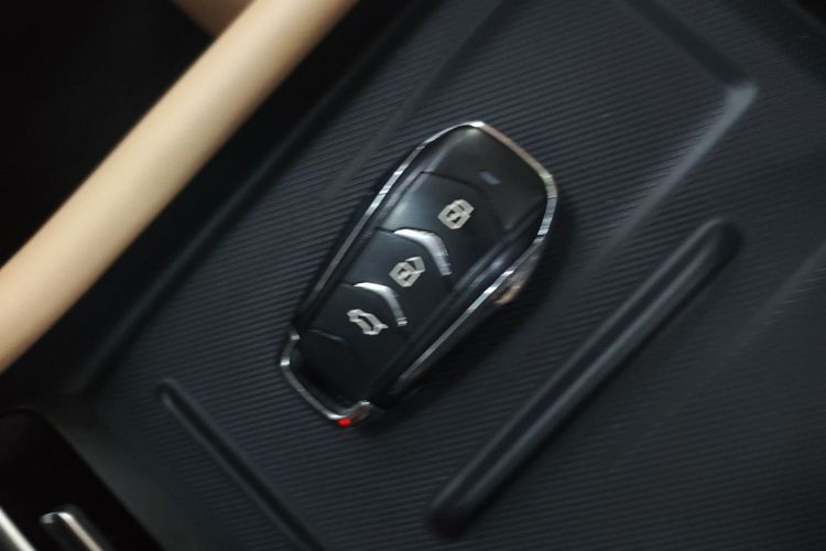 蓝电E5 PLUS 2025款 120km 标准旅行定制版 7座中控内饰7001