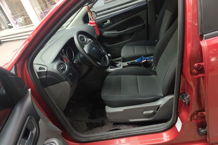 福特 福克斯 2013款 两厢经典 1.8L 手动基本型中控内饰19