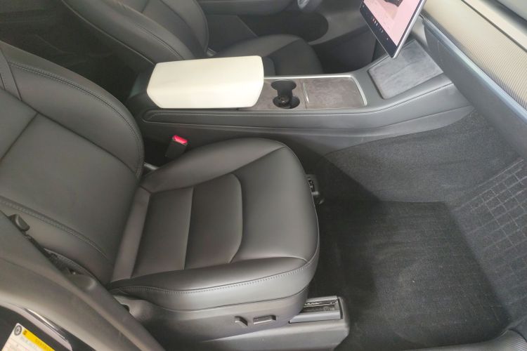 特斯拉 Model Y 2024款 长续航全轮驱动版局部细节41