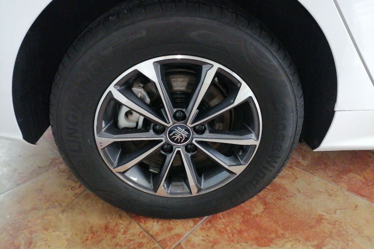 比亚迪 秦PLUS 2024款 荣耀版 DM-i 55KM领先型车身外观6002