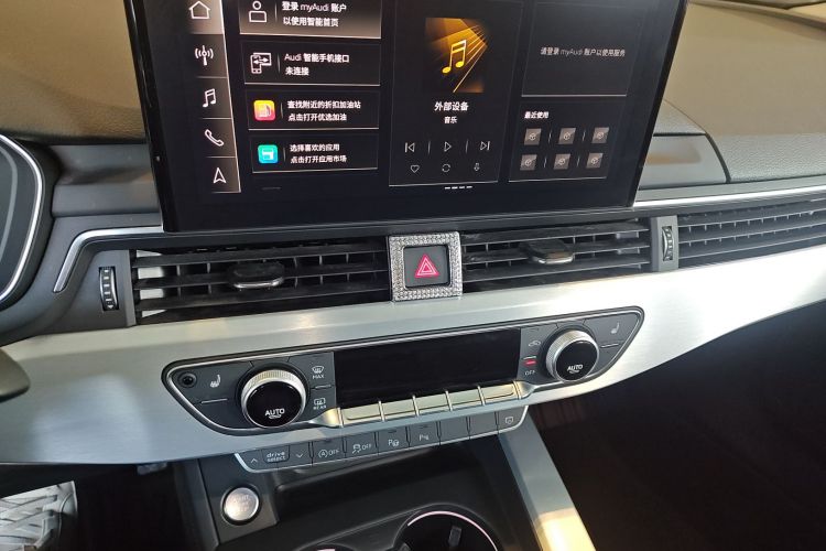 奥迪A4L 2022款 40 TFSI 豪华动感型中控内饰16