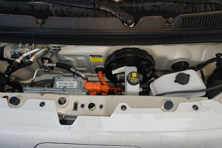 五菱汽车 宏光MINIEV 2024款 第三代 215km 青春版机舱底盘24