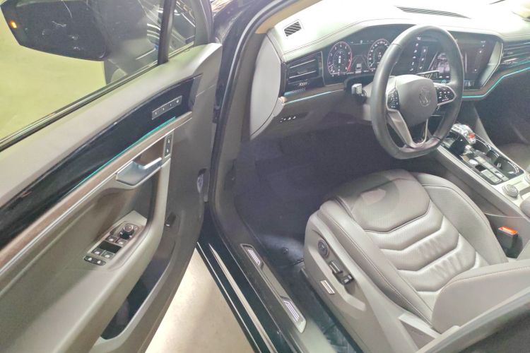 大众 途锐 2022款 3.0TSI 锐享版 曜黑运动套装中控内饰7003