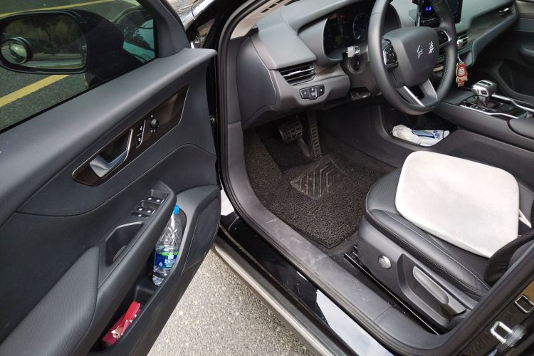 红旗E-QM5 2022款 431km 充电乐享版中控内饰20