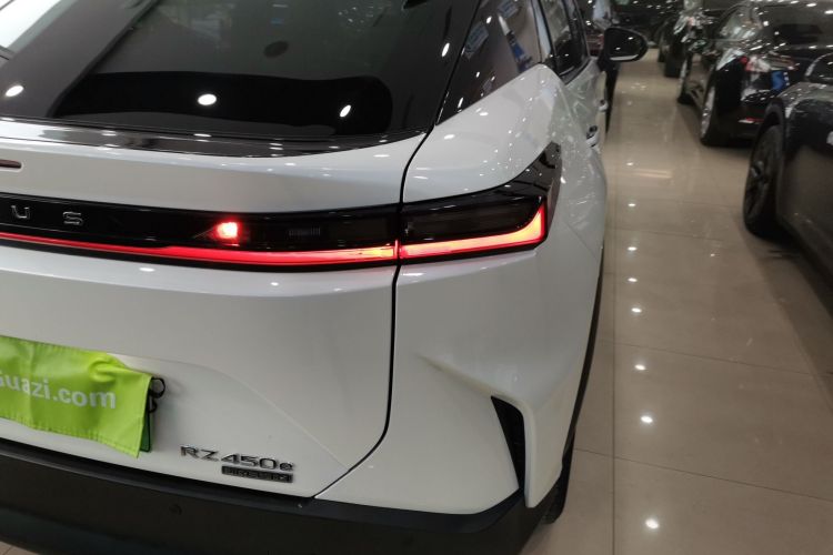 雷克萨斯RZ 2023款 450e 四驱纵享版车身外观9
