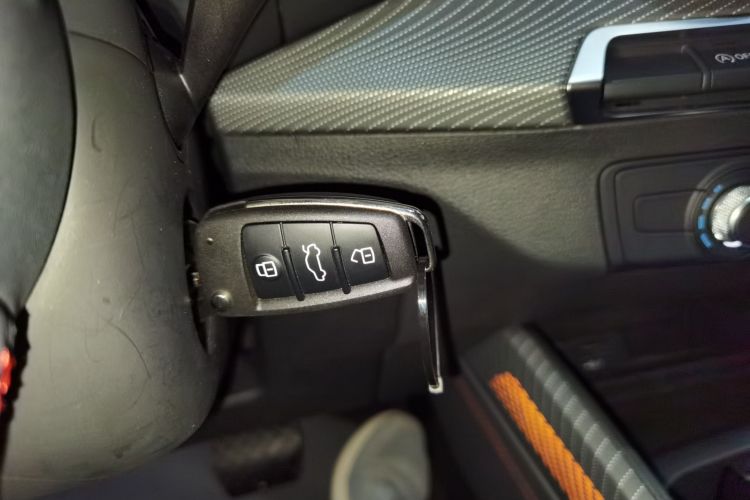 奥迪Q2L 2023款 35TFSI 进取动感型中控内饰7001