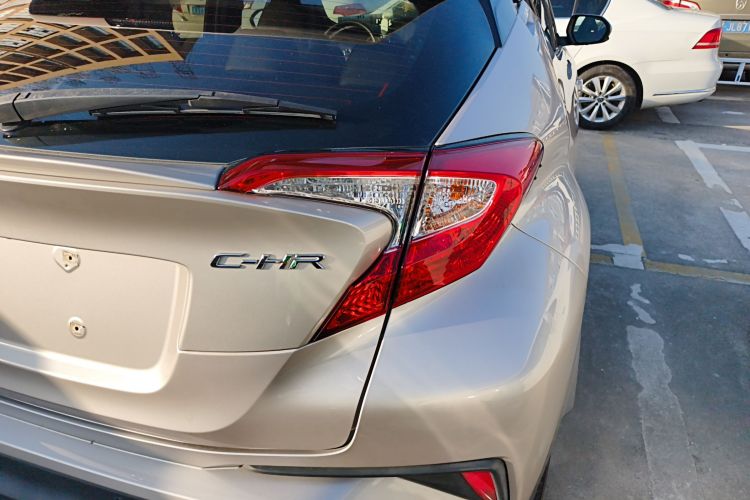 丰田C-HR 2020款 2.0L 领先版车身外观9