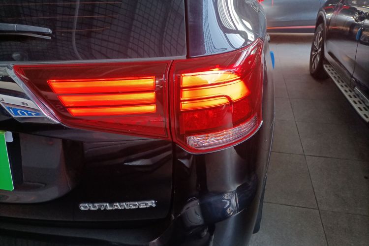 三菱 欧蓝德 2020款 2.0L 两驱畅享版 5座车身外观6006