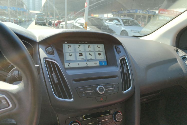 福特 福克斯 2017款 三厢 EcoBoost 180 自动精英型中控内饰16