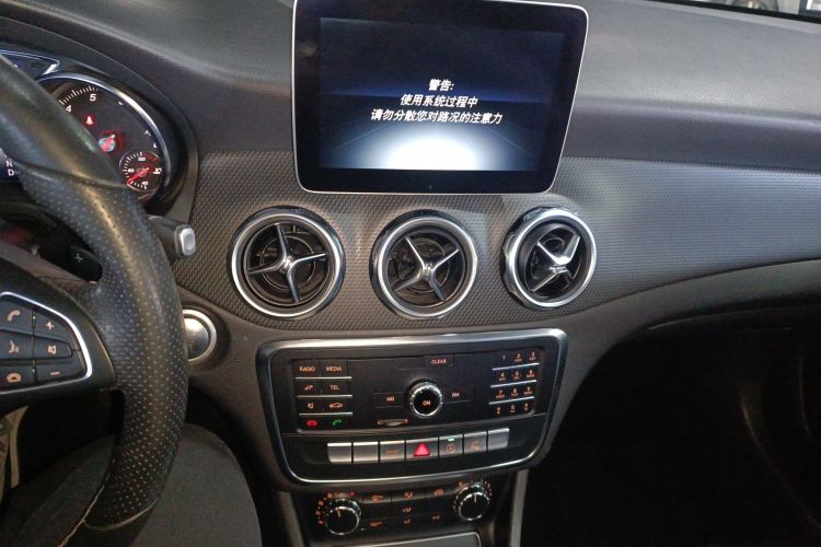 奔驰GLA 2018款 GLA 200 动感型局部细节16