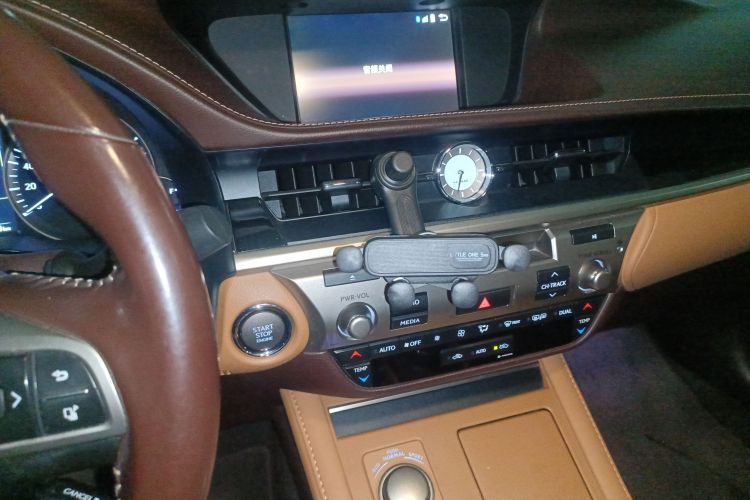 雷克萨斯ES 2015款 200 精英版中控内饰16